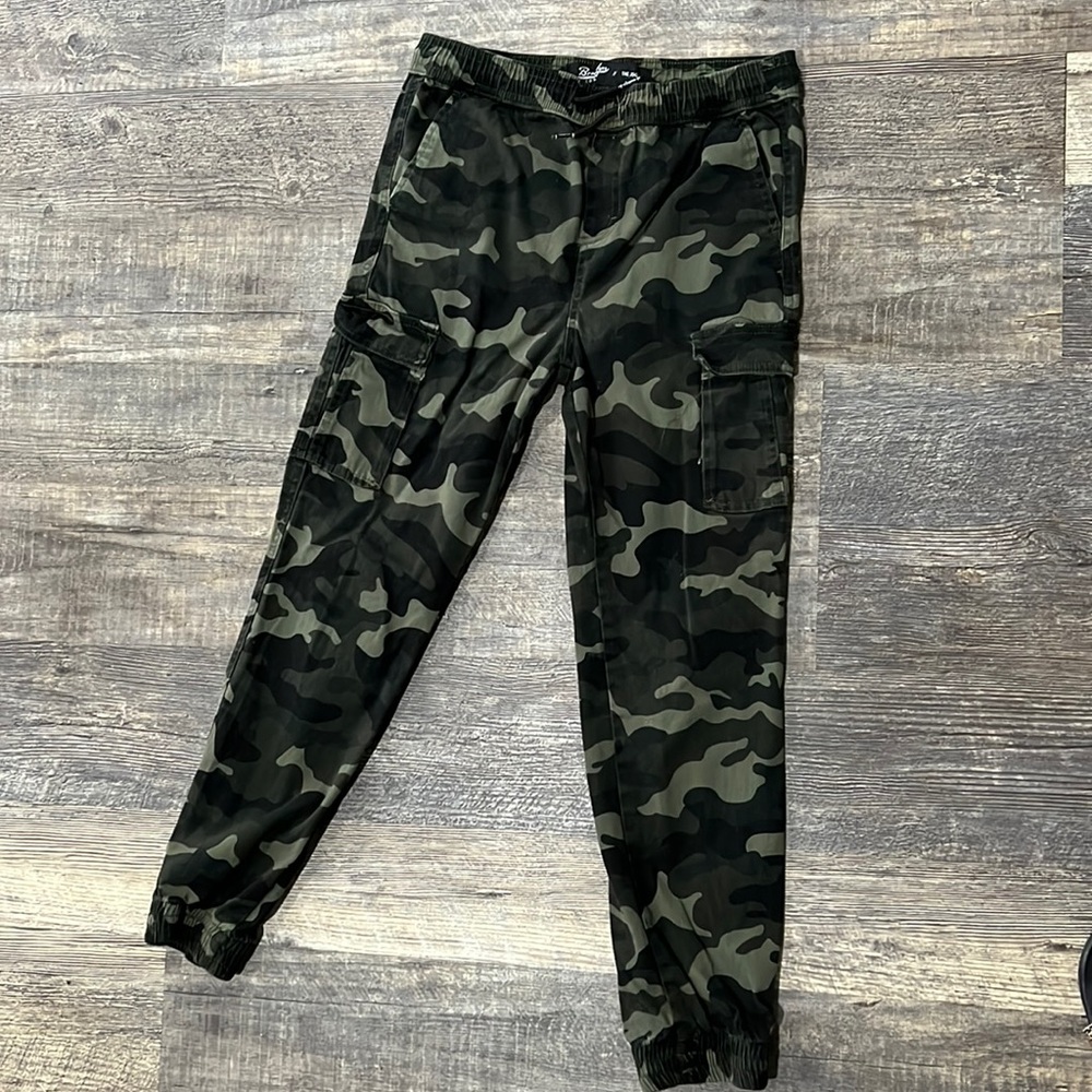 Boys camo jogger size M.